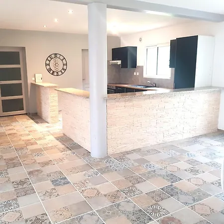 Spacieux Et Confortable A Clermont-dessous, Terrasse Apartment *