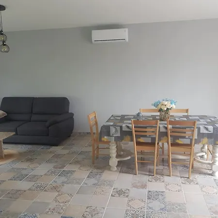 Apartment Spacieux Et Confortable A Clermont-dessous, Terrasse